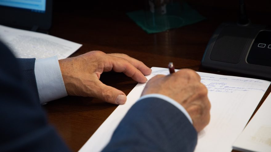 руки, подпись