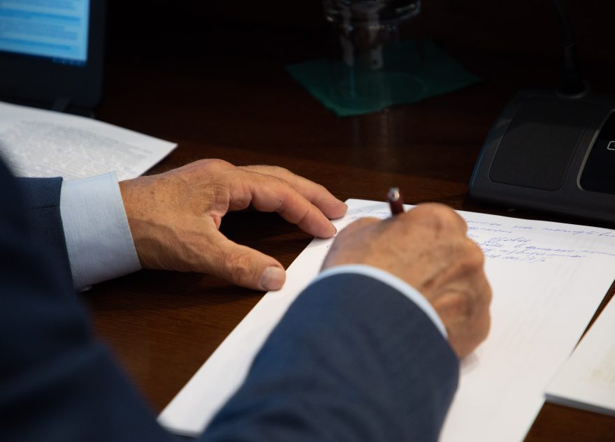 руки, подпись