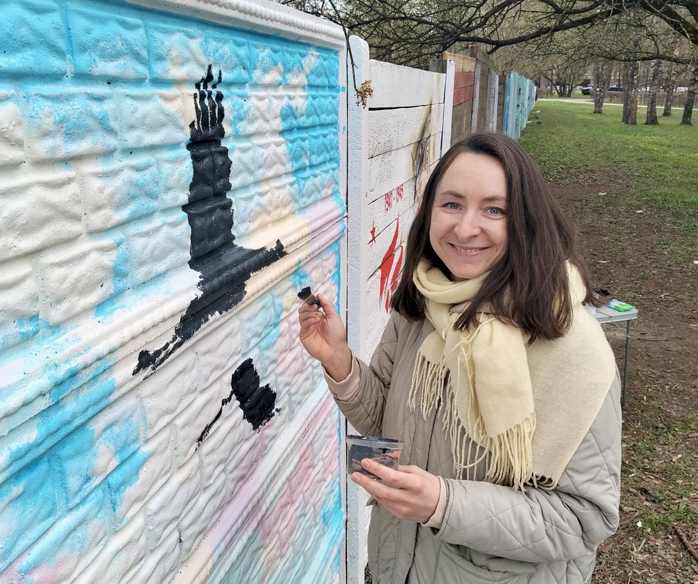 Тверские художники вновь расписывают ограждение парка Победы к празднику