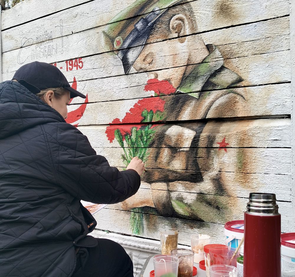 Тверские художники вновь расписывают ограждение парка Победы к празднику