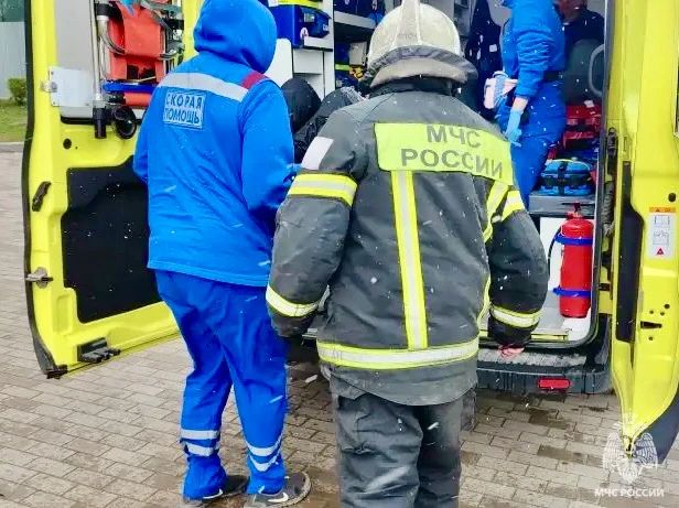 В Твери спасатели вытащили женщину из воды