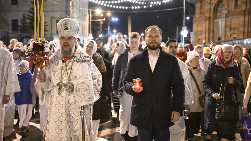 Виталий Королев встретил Светлую Пасху вместе с прихожанами Спасо-Преображенского кафедрального собора