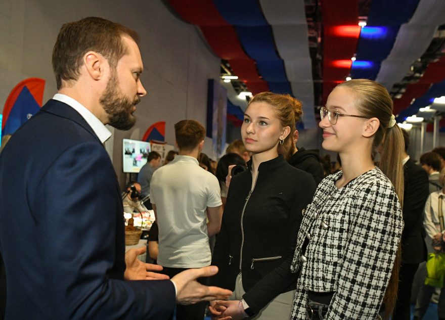 КОРОЛЕВ И СТУДЕНТЫ