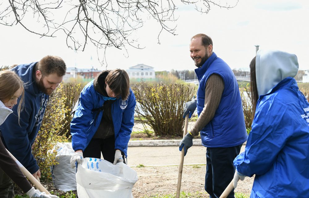 Виталий Королев принял участие в субботнике в Твери