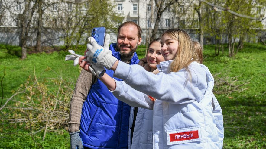 Виталий Королев принял участие в субботнике в Твери
