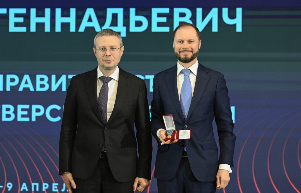 вручение почетного знака королеву, тверь