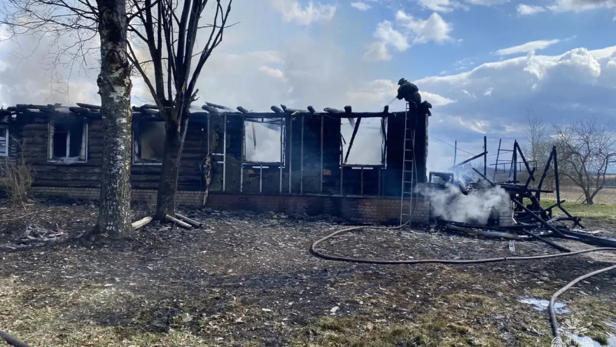 нежилой дом сгорел в бежецком округе