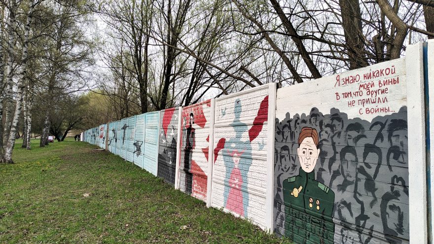 Тверские художники вновь расписывают ограждение парка Победы к празднику