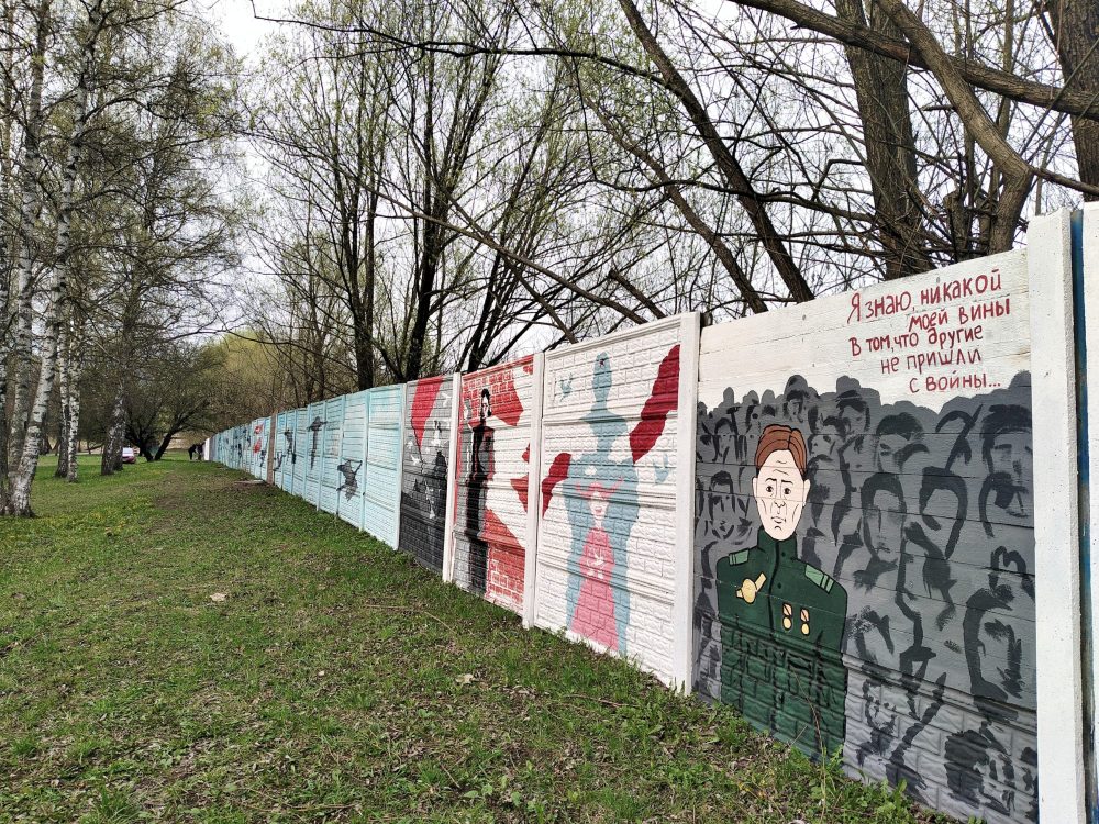 Тверские художники вновь расписывают ограждение парка Победы к празднику