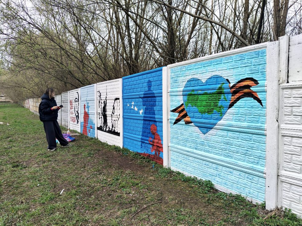 Тверские художники вновь расписывают ограждение парка Победы к празднику