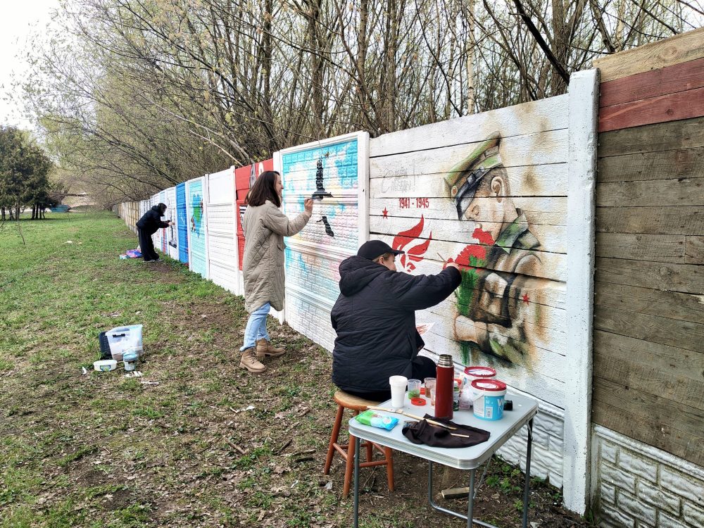 Тверские художники вновь расписывают ограждение парка Победы к празднику
