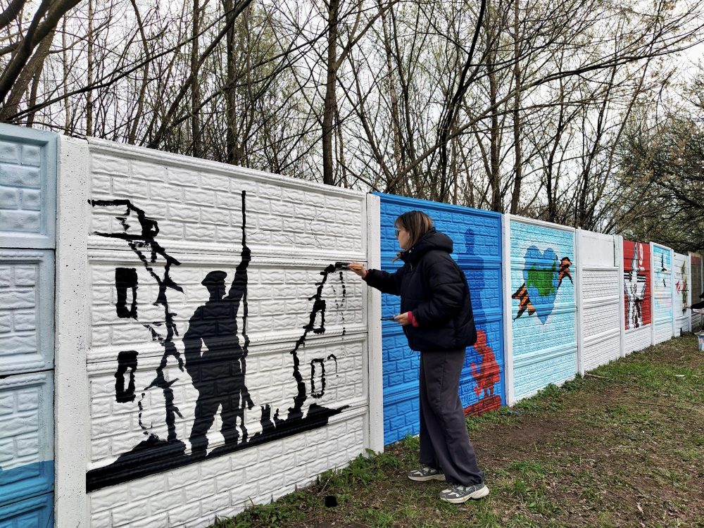 Тверские художники вновь расписывают ограждение парка Победы к празднику