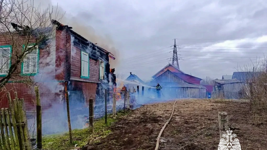 В Бологое горел жилой дом