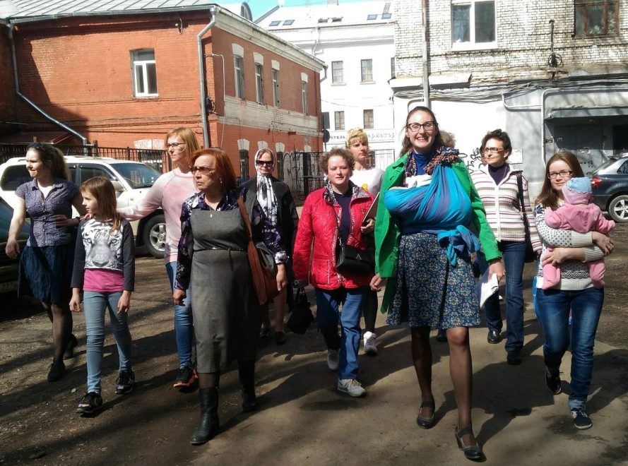 Мария Туманова в центре, с маленьким сыном на руках