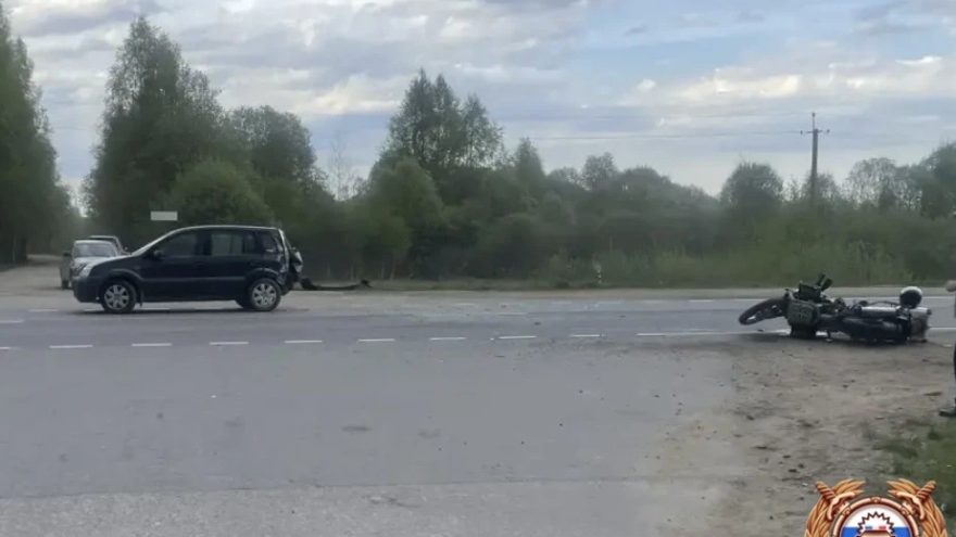 В Зубцовском коруге столкнулсь Форд и мотоцикл