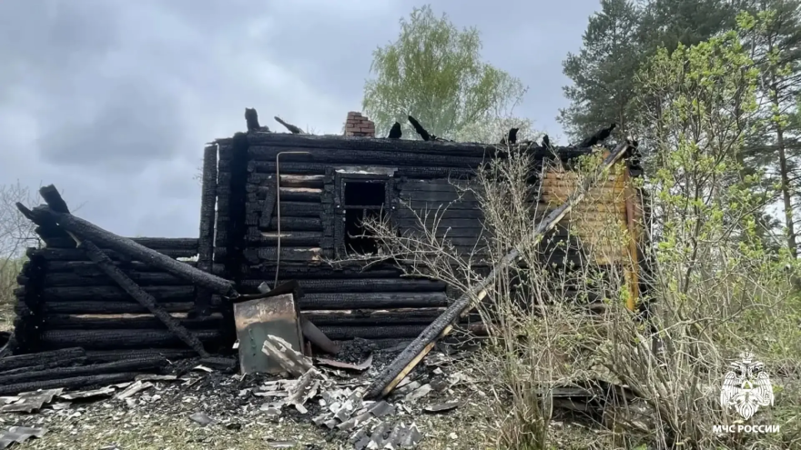В Оленинском коруге сгорел дачный дом