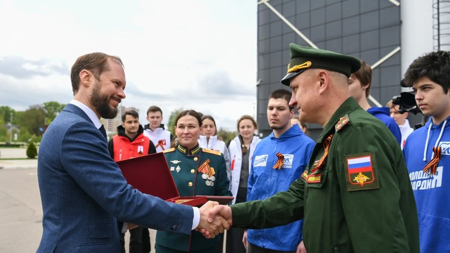 королев и военный