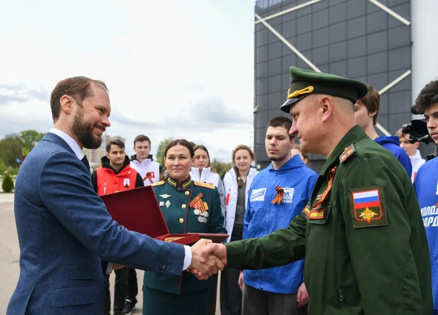 королев и военный