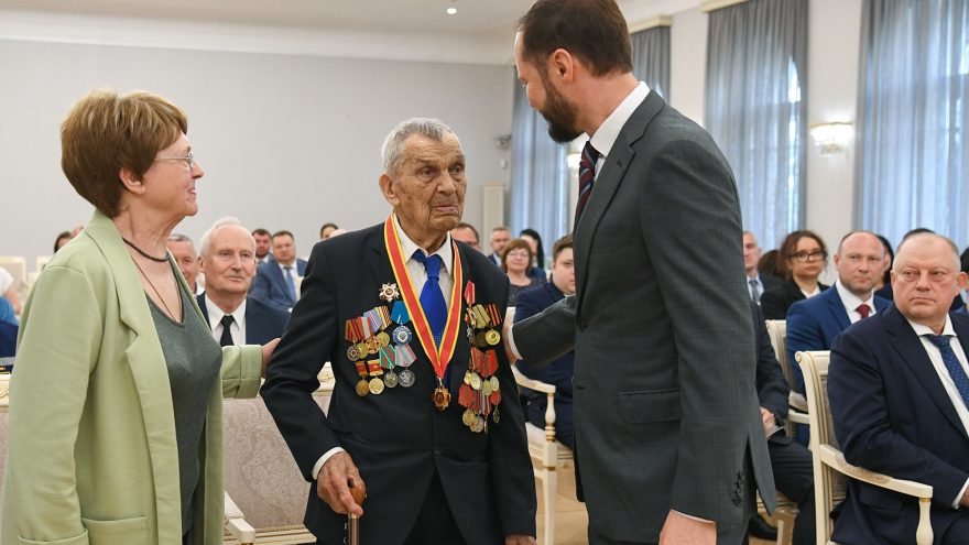 КОРОЛЕВ И ВЕТЕРАН