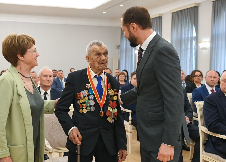 КОРОЛЕВ И ВЕТЕРАН