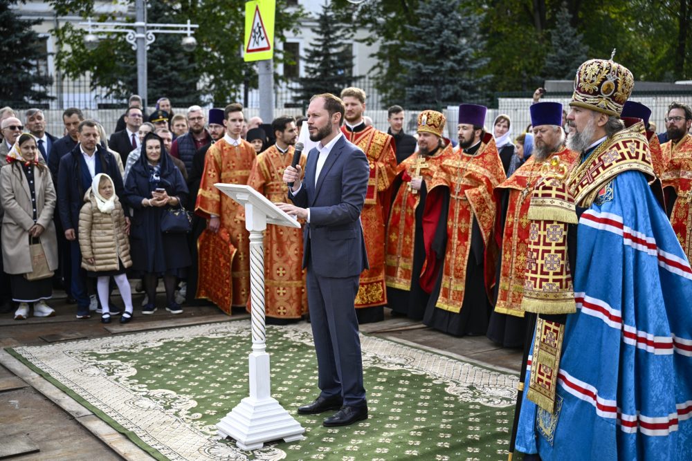 В Твери на воссоздаваемую колокольню Спасо-Преображенского кафедрального собора в Твери установлены купол и крест