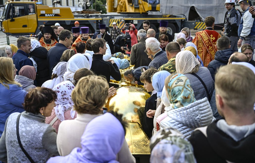 установка креста на соборе (2)