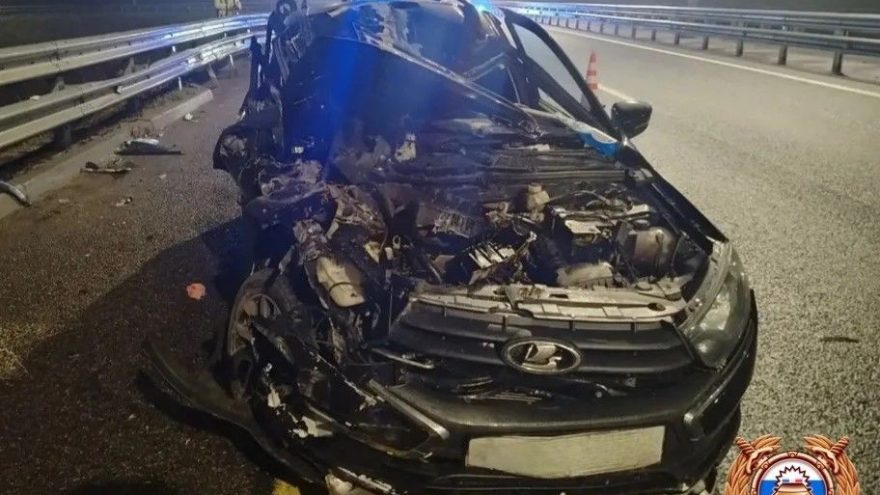 В Бологовском округе Лада Гранта врезалась в фургон