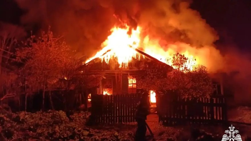 В городе Бологое сгорел нежилой дом