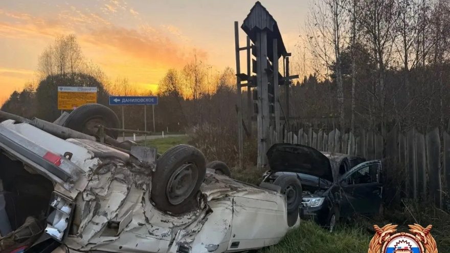 В Калининском округе столкнулись автомобили Рено и ВАЗ