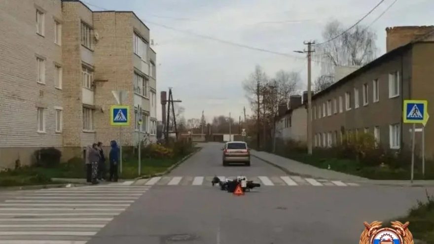 В Старице на дороге столкнулись автомобиль и мотоцикл