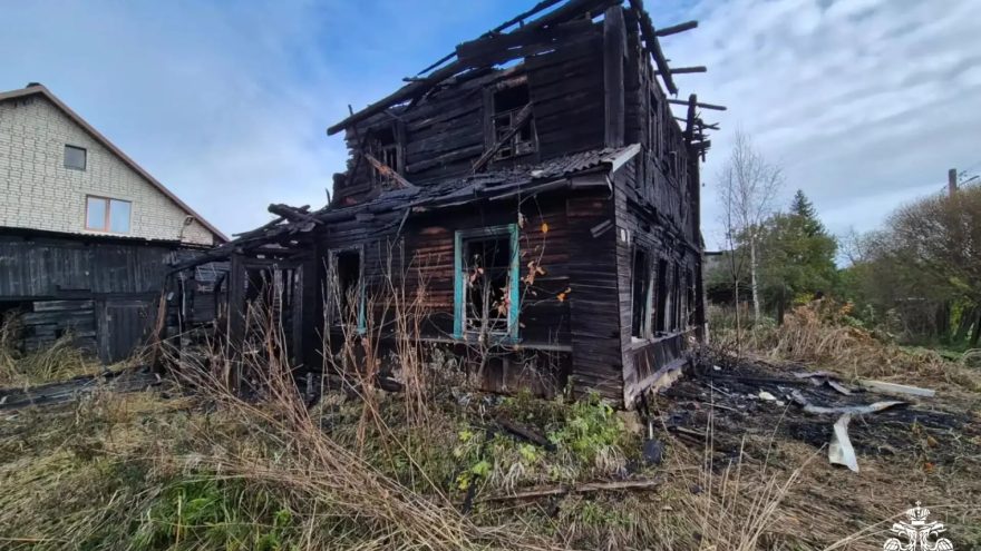 В Бологое горел нежилой дом