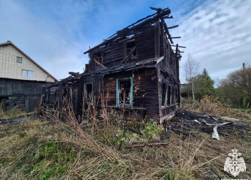 В Бологое горел нежилой дом
